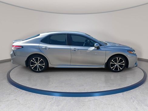 Used 2020 Toyota Camry SE FWD image 2