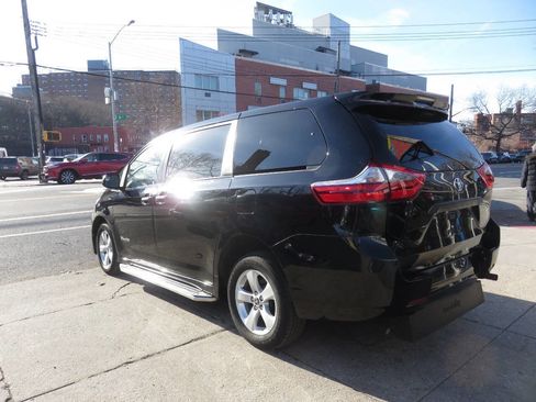 Used 2020 Toyota Sienna L image 5
