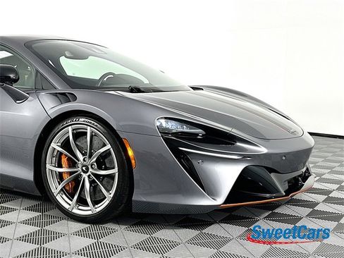 Used 2024 McLaren Artura image 42