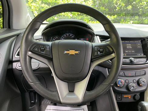 Used 2018 Chevrolet Trax LT w/ LT Convenience Package AWD/4WD image 19