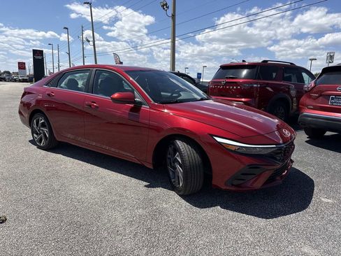 Used 2025 Hyundai Elantra SEL image 7