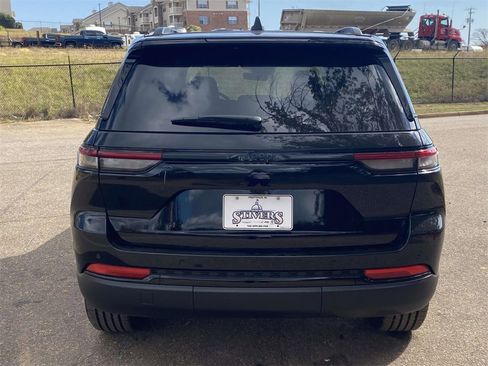 New 2025 Jeep Grand Cherokee Altitude image 5