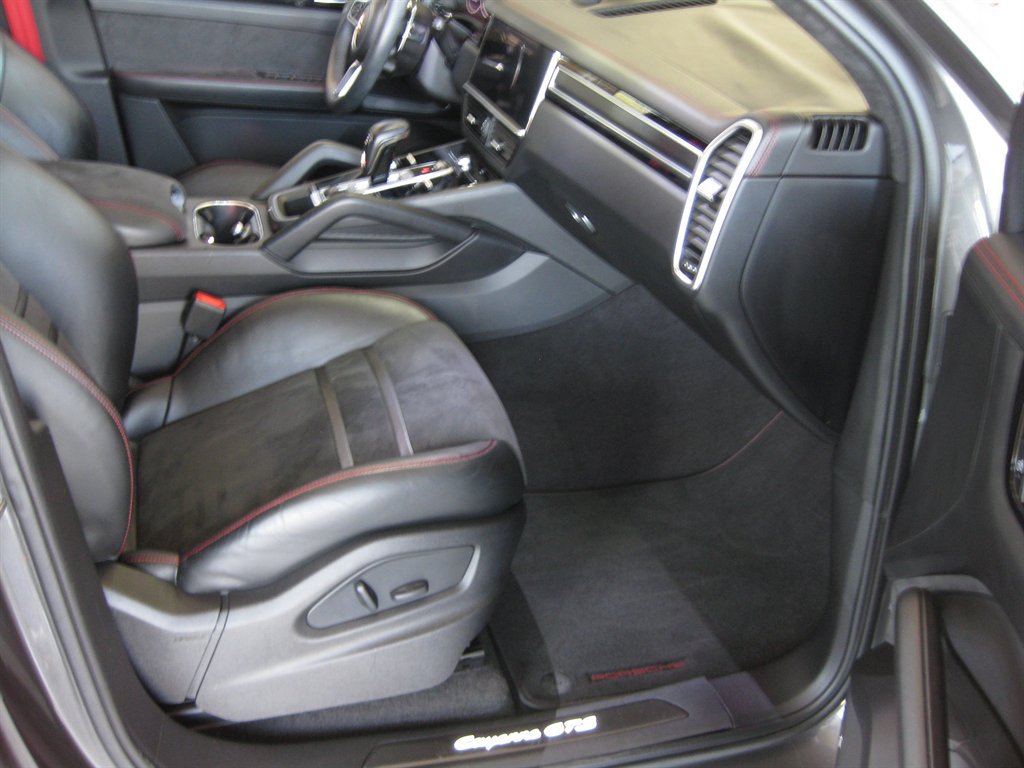 Used 2023 Porsche Cayenne GTS w/ Assistance Package AWD/4WD image 23