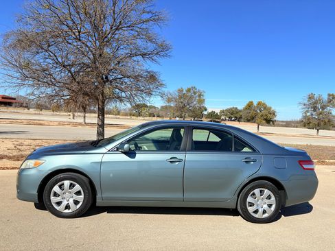 Used 2010 Toyota Camry LE image 2