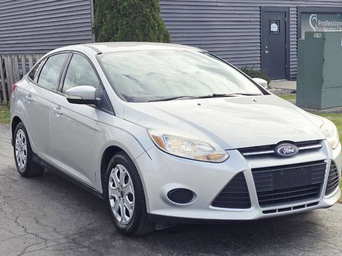 Used 2013 Ford Focus SE w/ SE Winter Pkg image 8
