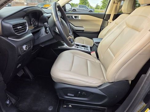 Used 2022 Ford Explorer XLT w/ Equipment Group 202A RWD image 8