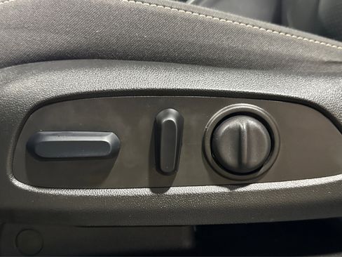 Used 2023 GMC Acadia SLE w/ Driver Convenience Package image 18