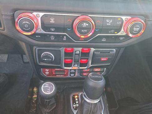 Used 2025 Jeep Gladiator Rubicon w/ Technology Group AWD/4WD image 17