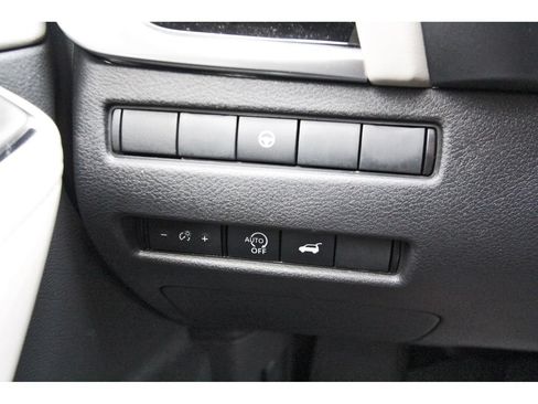 Used 2025 Nissan Rogue SL FWD image 17