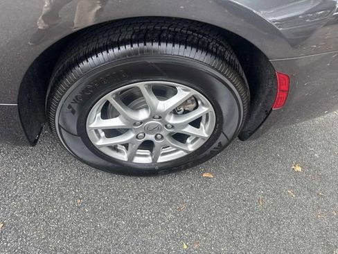 Used 2021 Chrysler Pacifica Touring image 14