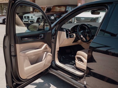 Used 2023 Porsche Cayenne AWD/4WD image 7
