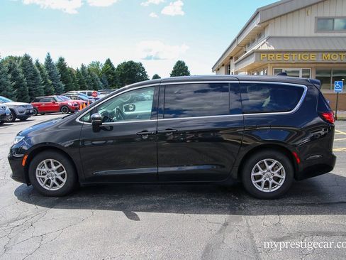 Used 2023 Chrysler Pacifica Touring-L FWD image 4