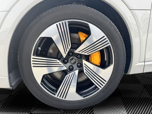 Used 2022 Audi e-tron Premium Plus w/ Premium Plus Package image 9