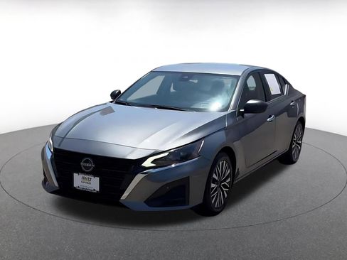 Used 2025 Nissan Altima 2.5 SV FWD image 7