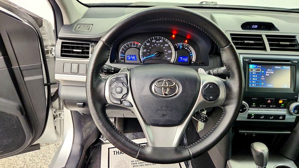 Used 2014 Toyota Camry SE FWD image 13