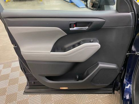 Used 2022 Toyota Highlander XLE image 17
