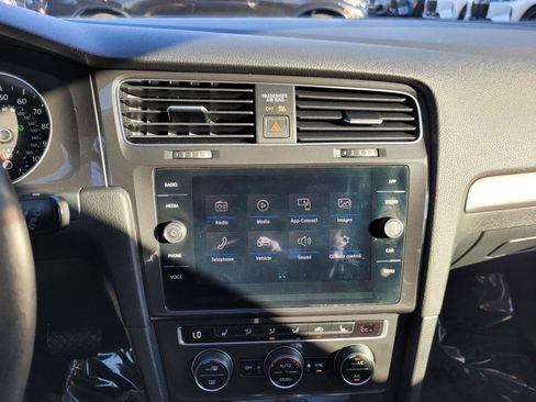 Used 2018 Volkswagen e-Golf SE image 25