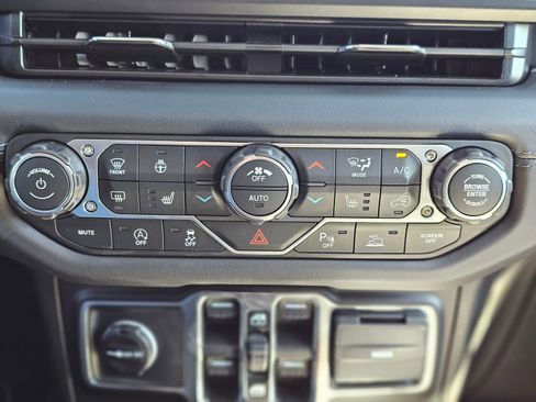 New 2026 Jeep Wrangler Unlimited Sahara AWD/4WD image 13