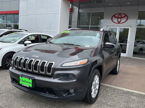 Used 2016 Jeep Cherokee Latitude w/ Cold Weather Group AWD/4WD image 2