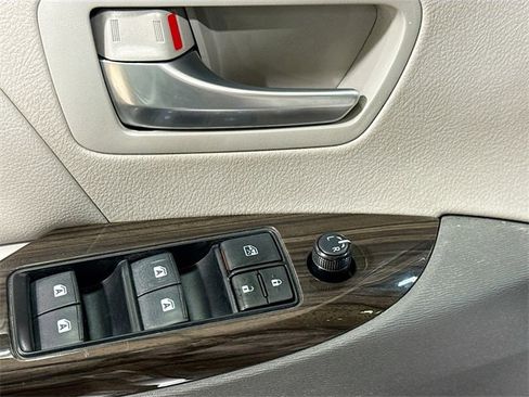 Used 2018 Toyota Sienna XLE image 19