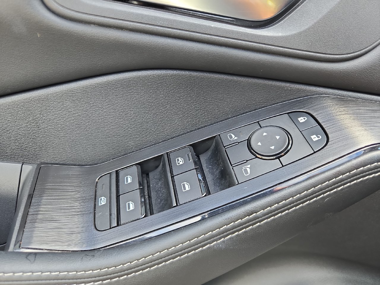 Used 2025 Nissan Rogue SV AWD/4WD image 19