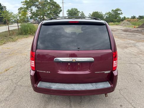 Used 2009 Chrysler Town & Country Touring w/ Entertainment Group #2 FWD image 4