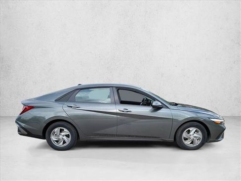 Used 2026 Hyundai Elantra SE FWD image 4