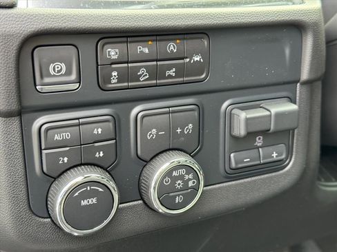 New 2025 Chevrolet Suburban Premier AWD/4WD image 15