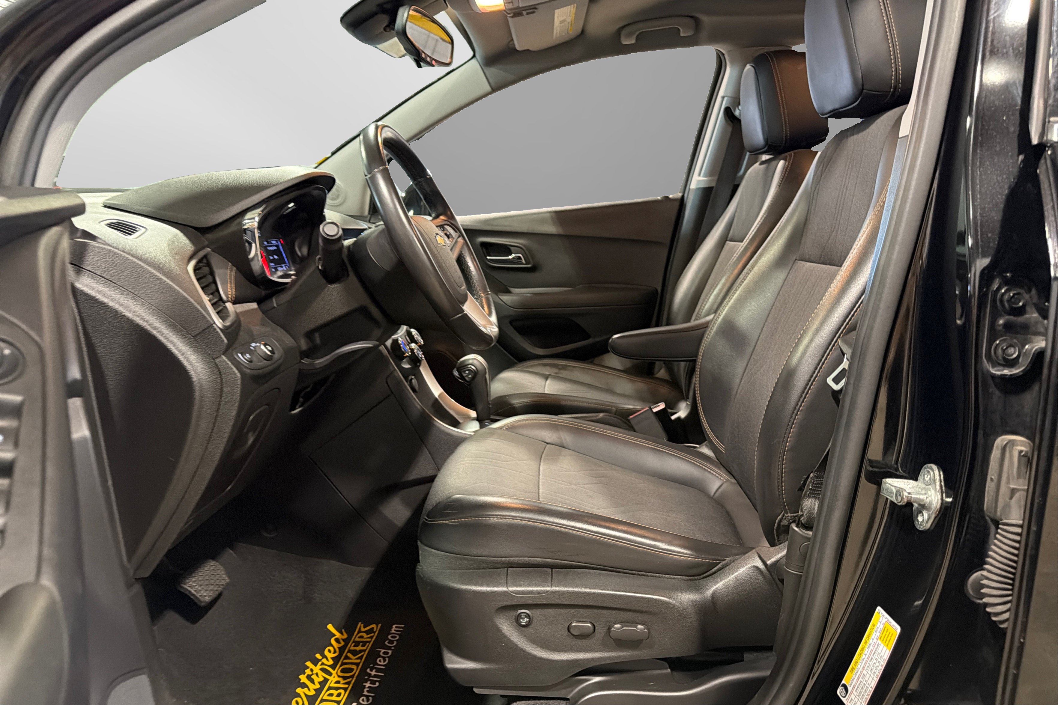 Used 2019 Chevrolet Trax LT w/ LT Convenience Package AWD/4WD image 17