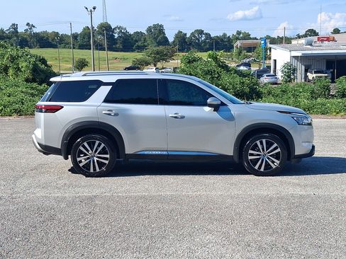 Used 2023 Nissan Pathfinder Platinum AWD/4WD image 2