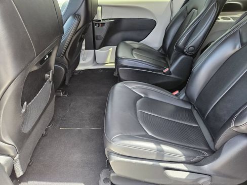 Used 2023 Chrysler Pacifica Touring-L FWD image 21