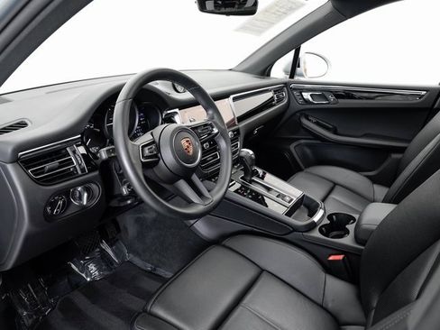 Used 2025 Porsche Macan image 4
