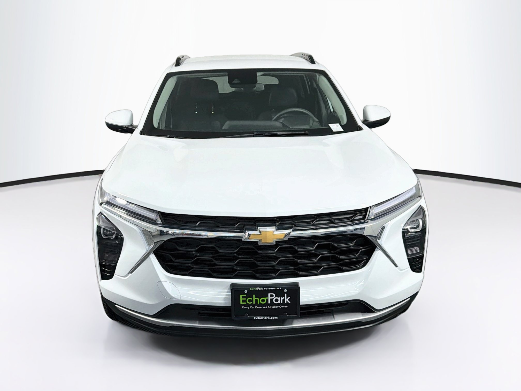 Used 2025 Chevrolet Trax LT FWD image 2