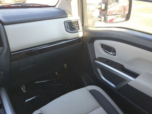 Used 2024 Nissan Titan SV w/ SV Convenience Package image 18