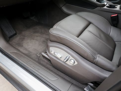 Certified 2025 Porsche Macan image 14