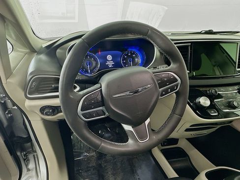 Certified 2024 Chrysler Pacifica Touring-L image 18