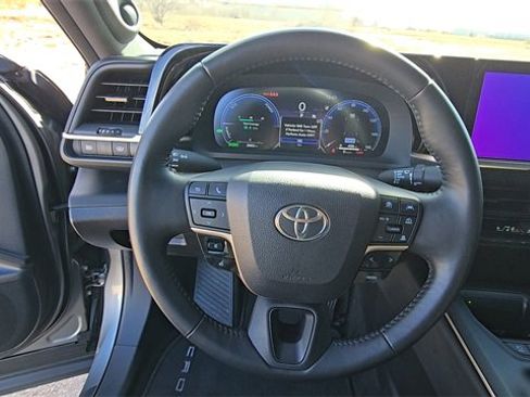 Used 2023 Toyota Crown Limited image 25