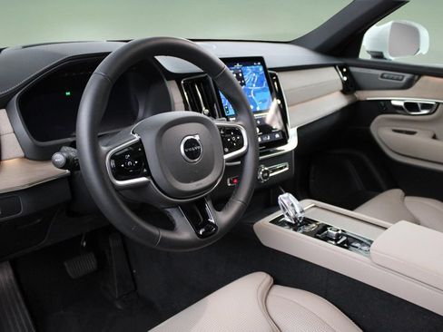 Used 2025 Volvo XC90 B5 Ultra AWD/4WD image 2