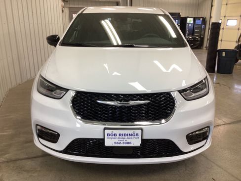 New 2026 Chrysler Pacifica Select image 9