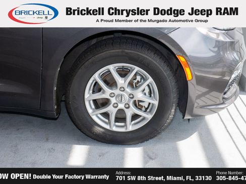 Used 2023 Chrysler Pacifica Touring-L FWD image 42