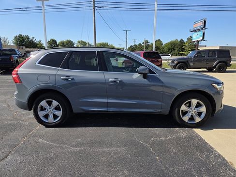 Used 2022 Volvo XC60 B5 Momentum image 2