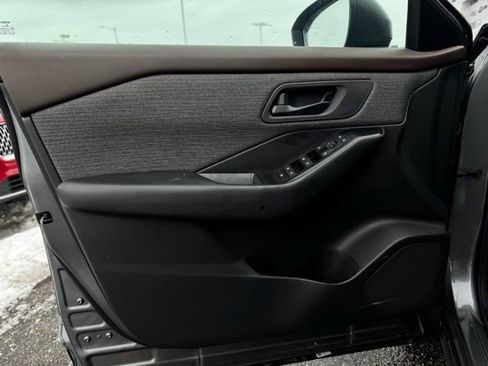 Used 2023 Nissan Rogue S image 10