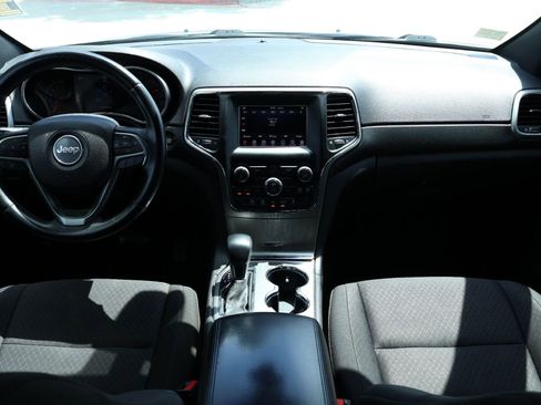 Used 2018 Jeep Grand Cherokee Laredo AWD/4WD image 10
