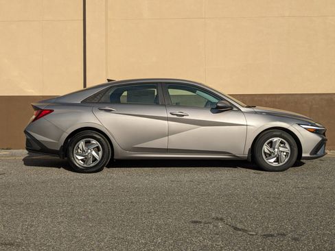 New 2026 Hyundai Elantra SE image 3