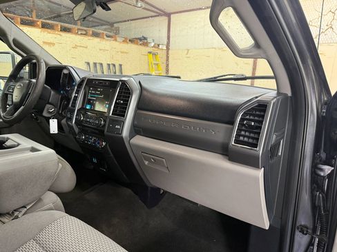 Used 2017 Ford F250 XLT w/ XLT Premium Package AWD/4WD image 13