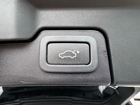 Used 2018 Land Rover Range Rover Evoque SE Premium image 30