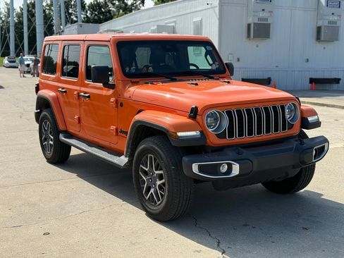 Used 2025 Jeep Wrangler Unlimited Sahara AWD/4WD image 4