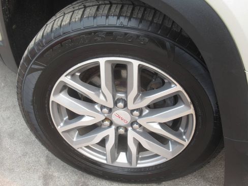 Used 2017 GMC Acadia SLE AWD/4WD image 4