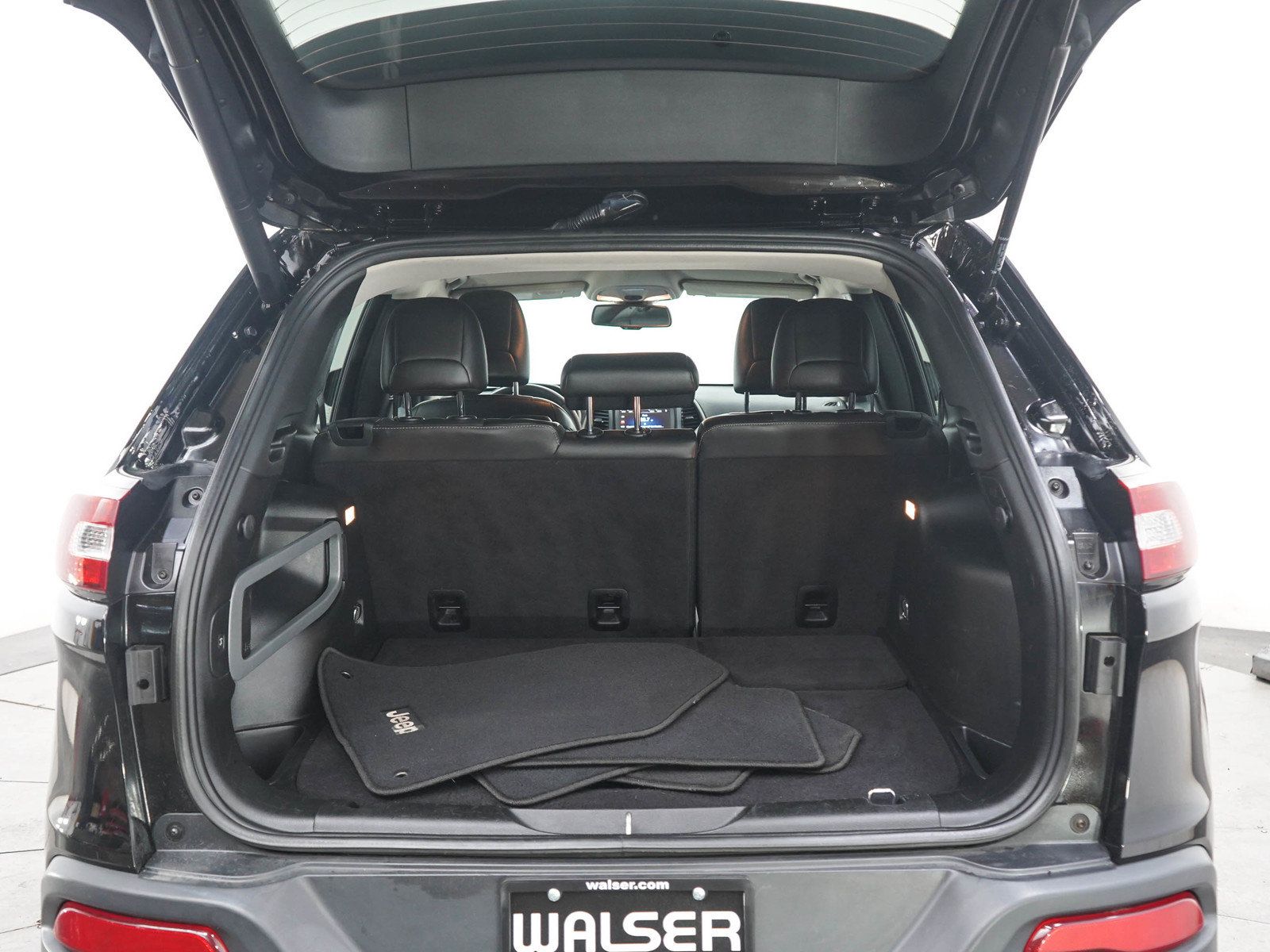 Used 2018 Jeep Cherokee Limited AWD/4WD image 16