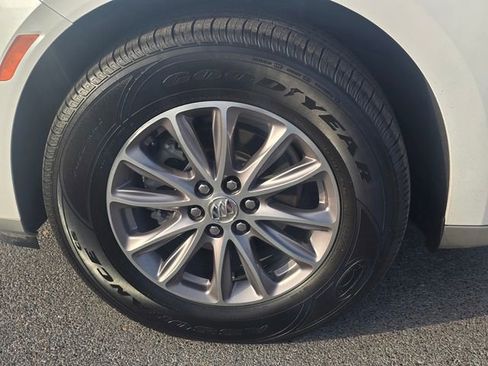 Used 2023 Buick Enclave Essence image 10